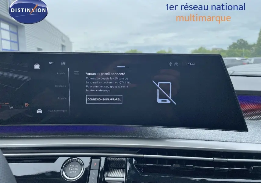 Vue intérieure du tableau de bord du Peugeot 5008 Hybrid 136ch GT 2025 avec écran tactile et bouton start/stop.