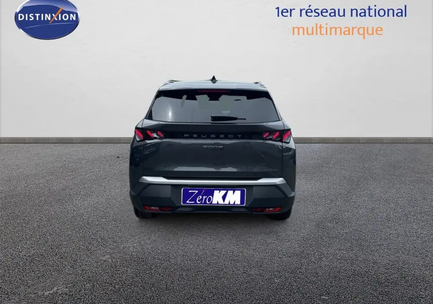 Vue arrière d'un Peugeot 5008 gris titane avec toit noir, affichant ses feux arrière distinctifs et son badge hybride.