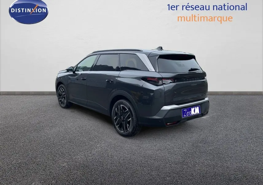 Peugeot 5008 Hybrid gris titane avec toit noir, vue 3/4 arrière côté gauche, jantes noires distinctives.