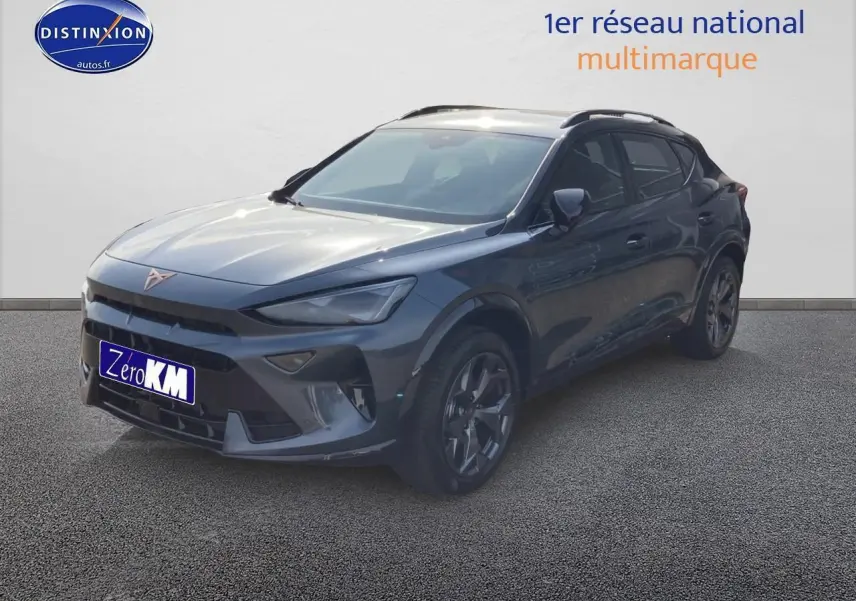 SUV CUPRA Formentor gris magnétique vu en 3/4 avant droit avec jantes alu et toit noir brillant