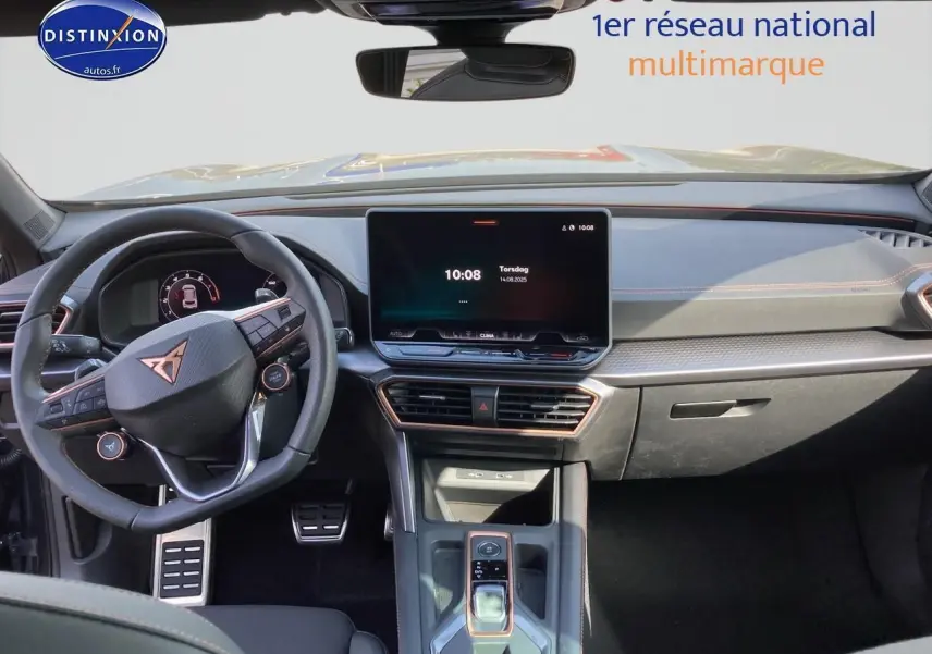 Intérieur avant du CUPRA Formentor gris magnétique 2025, volant cuir multifonction et écran tactile central visible.