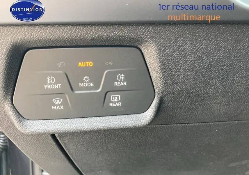 Panneau de commandes d'éclairage automatique et antibrouillard dans l'habitacle d'une CUPRA Formentor gris magnétique 2025.