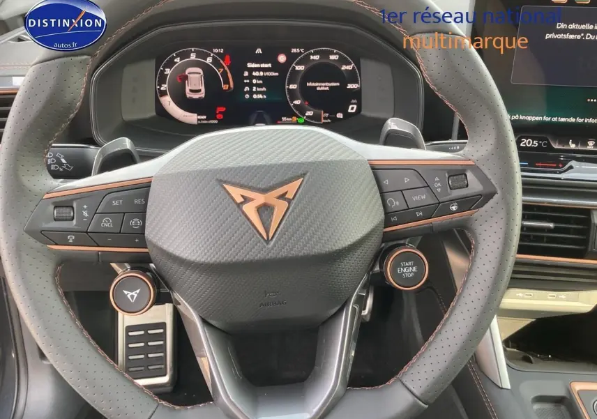 Volant sport perforé avec logo CUPRA cuivré et commandes multifonctions, tableau de bord numérique du Formentor 2025.