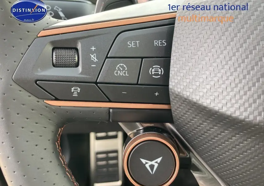 Gros plan sur le volant cuir perforé avec commandes multifonctions et logo CUPRA du Formentor gris magnétique 2025