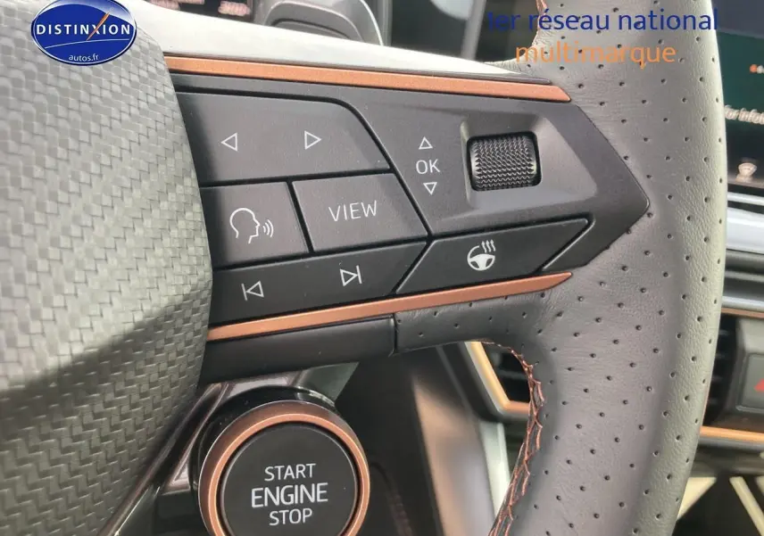 Gros plan sur le volant cuir perforé avec commandes multifonctions et bouton start/stop du CUPRA Formentor 2025.