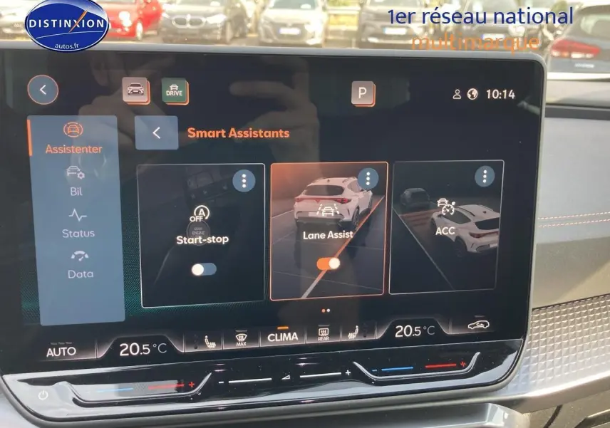 Écran tactile du tableau de bord du CUPRA Formentor 2025 affichant les assistants de conduite et la climatisation à 20,5°C.
