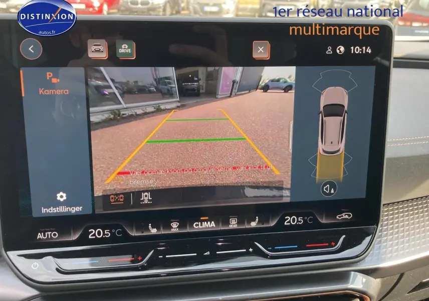 Écran tactile central affichant la caméra de recul et l'aide au stationnement du CUPRA Formentor gris magnétique 2025.