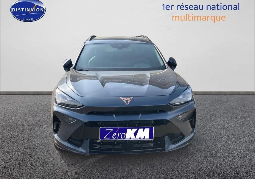 Vue frontale d'un CUPRA Formentor gris magnétique 2025 avec logo cuivré et calandre sportive marquée.