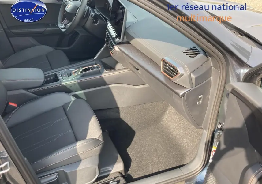 Intérieur avant droit du CUPRA Formentor gris magnétique 2025, avec sièges sport noirs et tableau de bord moderne.