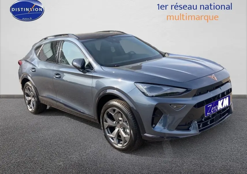 Vue 3/4 avant d'un CUPRA Formentor gris magnétique 2025 avec jantes alu et barres de toit visibles.