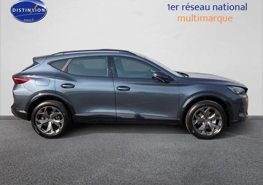 Profil côté gauche du CUPRA Formentor gris magnétique 2025 avec jantes alu 18 pouces et barres de toit visibles.