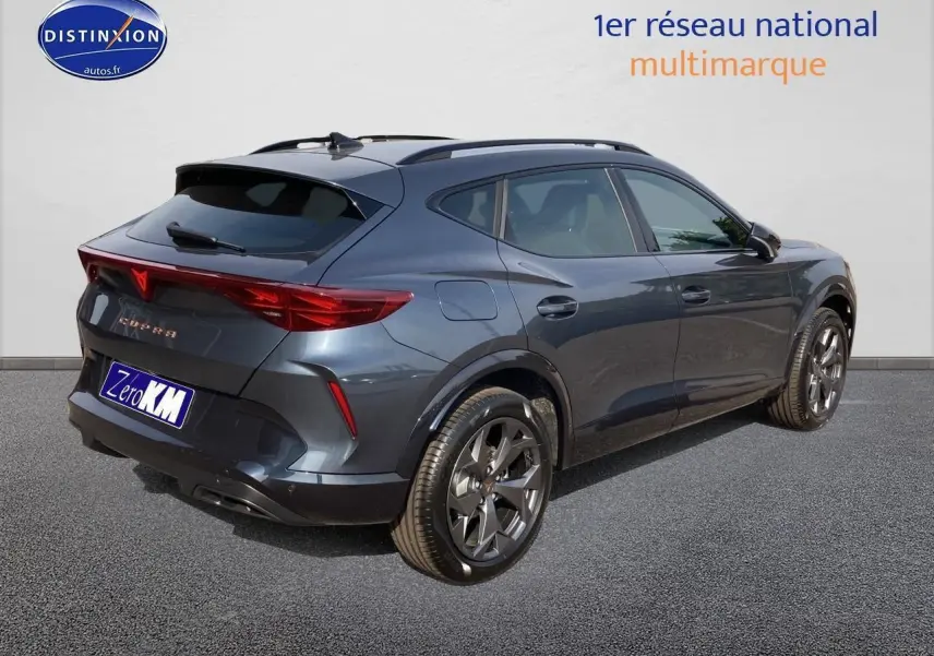 Vue 3/4 arrière droite d'un CUPRA Formentor gris magnétique avec jantes alu 18 pouces et barres de toit noires.