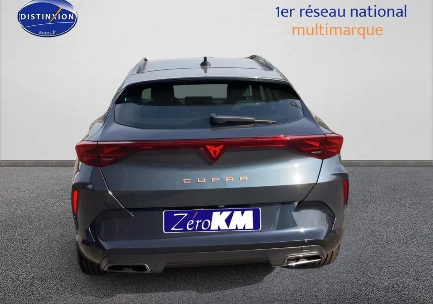 Vue arrière d'un CUPRA Formentor gris magnétique 2025 avec feux LED et double sortie d'échappement.