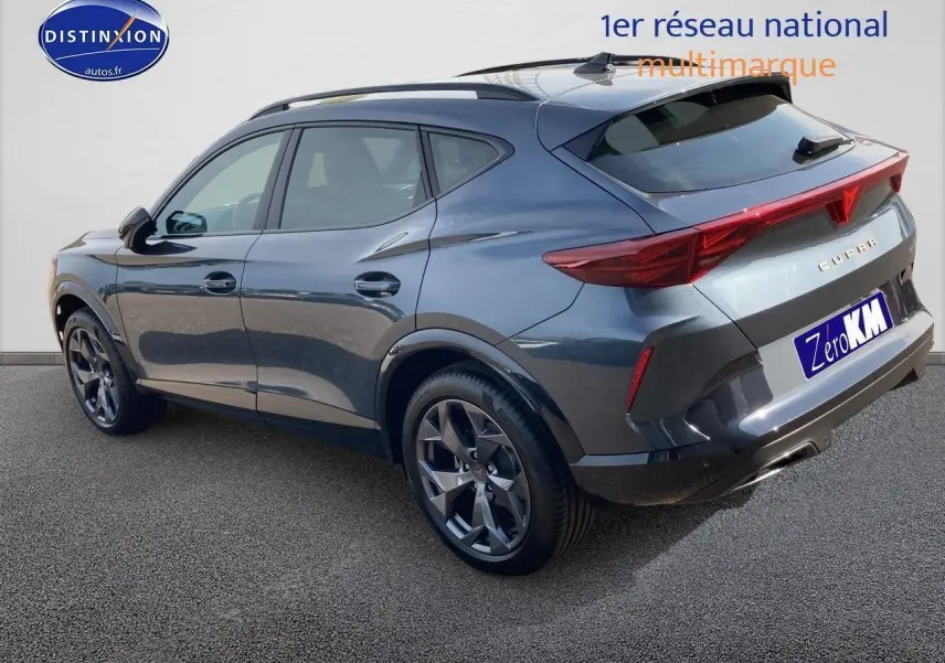 Vue 3/4 arrière droite du CUPRA Formentor gris magnétique avec jantes alu 18 pouces et feux arrière LED connectés.