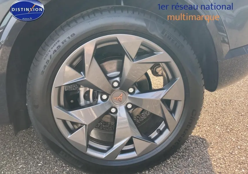 Gros plan sur la jante alu 18 pouces gris métallique du côté avant droit du CUPRA Formentor gris magnétique 2025.