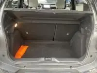 Coffre ouvert d'une Citroën C3 1.2 turbo noire 2025, vue arrière montrant l'espace de chargement avec un triangle de sécurité orange.