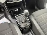 Gros plan sur le levier de vitesses manuel de la Citroën C3 1.2 turbo 100 cv Max 2025, intérieur noir avec sièges gris.