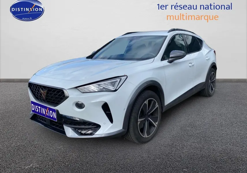 SUV CUPRA Formentor blanc en 3/4 avant droit, avec jantes alu noires et calandre marquée.