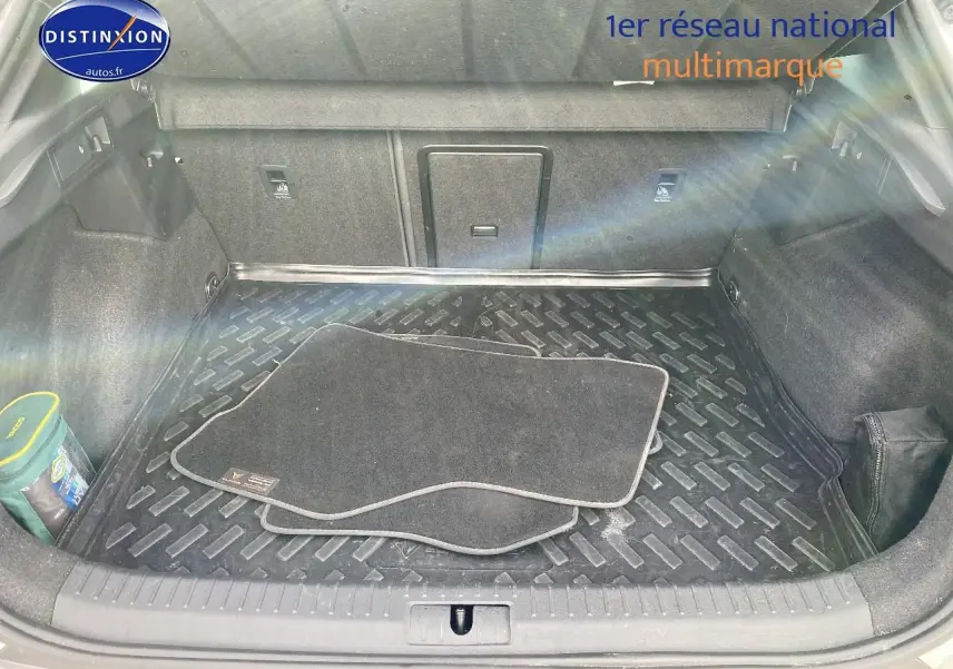 Coffre ouvert de CUPRA Formentor blanc 2023, vue de l’arrière avec tapis de sol noir et protection caoutchouc.