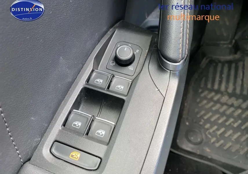 Gros plan sur les commandes de lève-vitres et rétroviseurs côté conducteur du CUPRA Formentor blanc, intérieur noir.