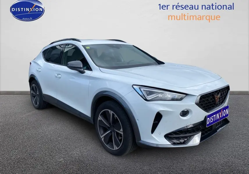 Vue 3/4 avant du CUPRA Formentor blanc 2023 avec jantes alu noires et calandre noire distinctive.