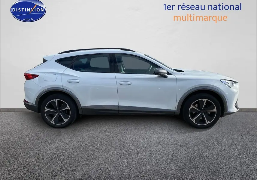 Profil droit d'un CUPRA Formentor blanc 2023 avec jantes alliage noires et vitres surteintées.