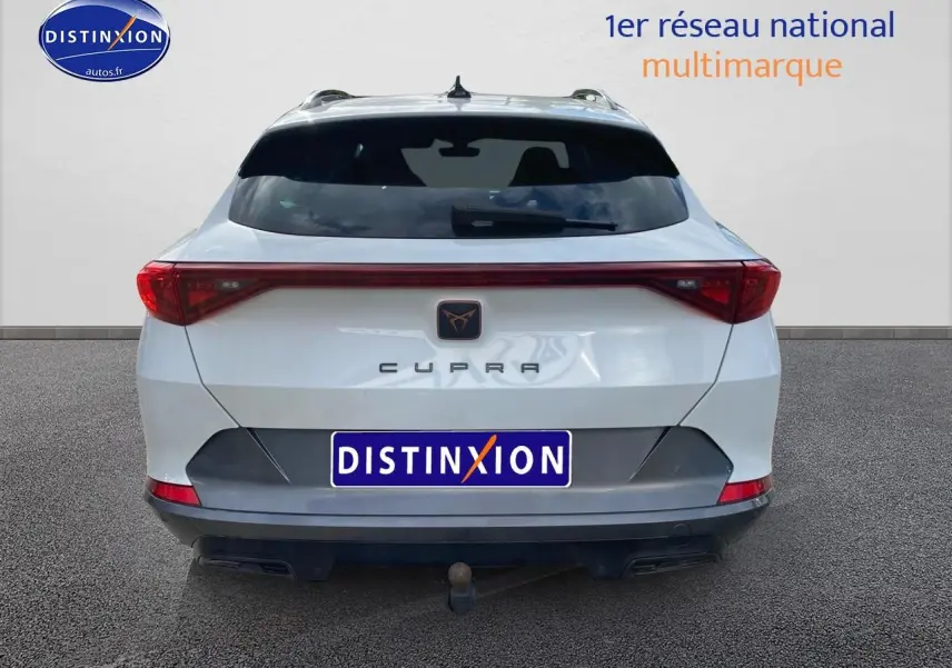Vue arrière d’un CUPRA Formentor blanc 2023 avec feux LED et attelage visible sur fond neutre.