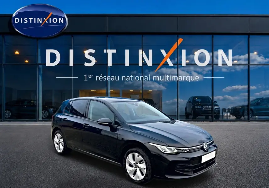Volkswagen Golf 1.5 etsi evo2 116 life noir vue 3/4 avant, jantes alu 17 pouces, devant showroom Distinxion.