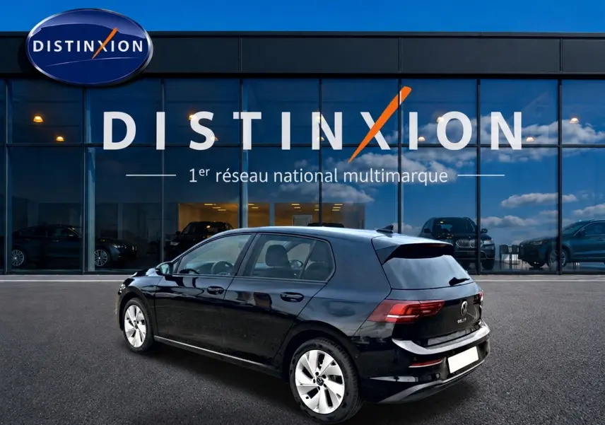Volkswagen Golf 1.5 ETSI Evo2 noir vue 3/4 arrière droit devant showroom Distinxion.