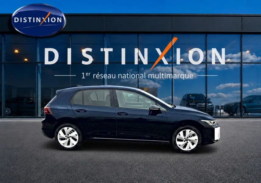 Volkswagen Golf 1.5 etsi evo2 116 life noir vue de profil côté gauche devant une vitrine Distinxion.