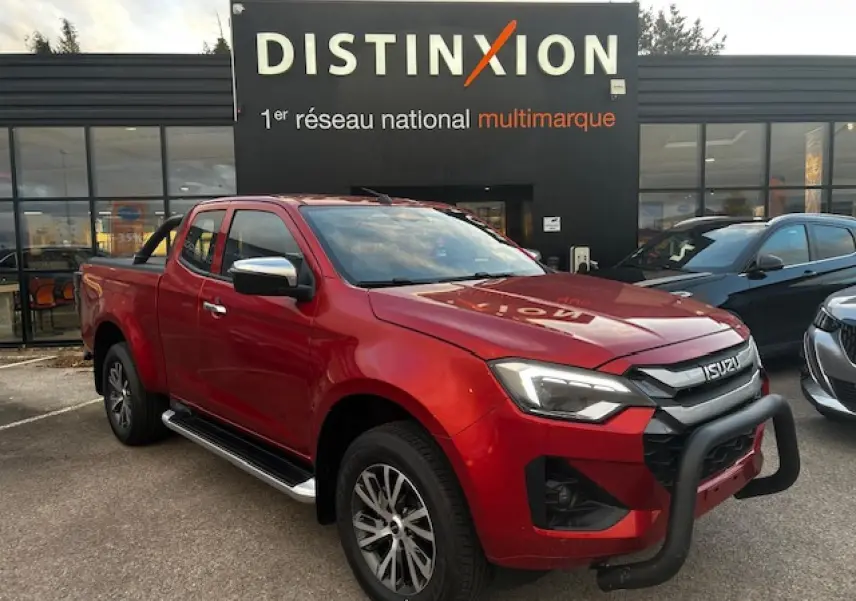 Vue 3/4 avant gauche du pick-up Isuzu D-MAX rouge métallisé avec bullbar noir et jantes alliage bicolores