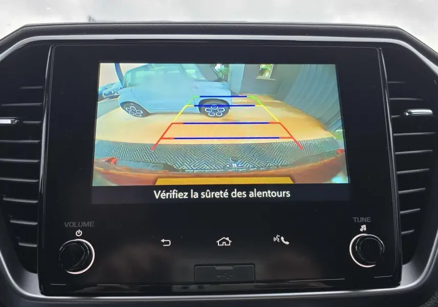 Écran tactile 7" affichant la caméra de recul du pick-up Isuzu D-MAX orange métal, vue arrière avec lignes de guidage.