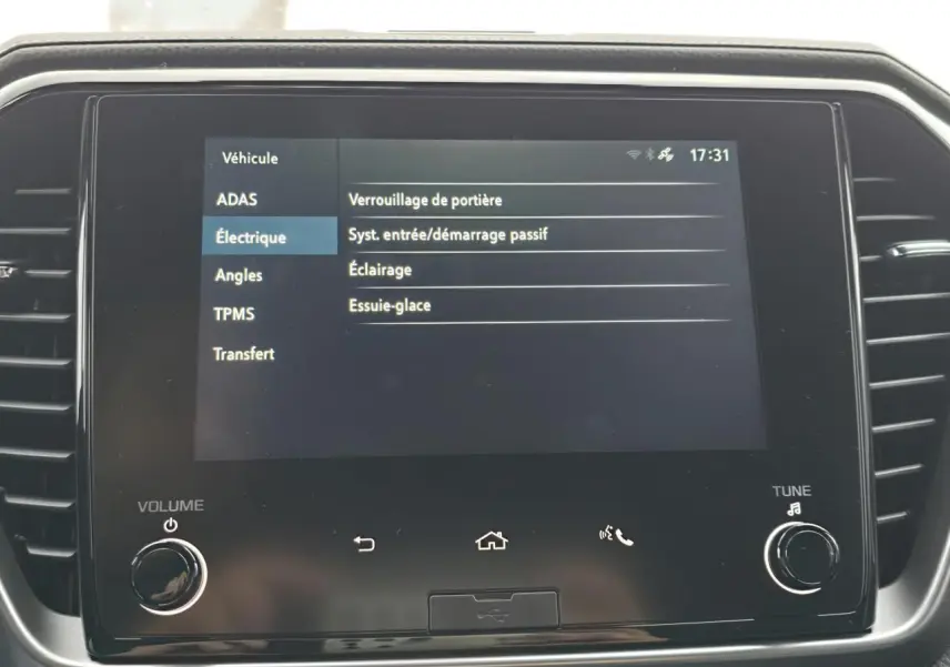 Écran tactile central du tableau de bord du pick-up Isuzu D-MAX orange, affichant les réglages électriques.