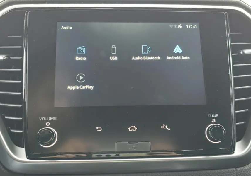 Écran tactile central noir du tableau de bord de l'Isuzu D-MAX 2025 avec options Apple CarPlay et Android Auto.