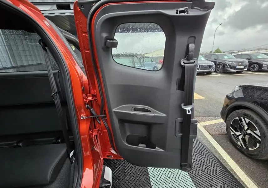 Vue intérieure de la porte arrière droite orange métallisée d'un Isuzu D-MAX III NEW 2025 avec ceinture de sécurité intégrée.