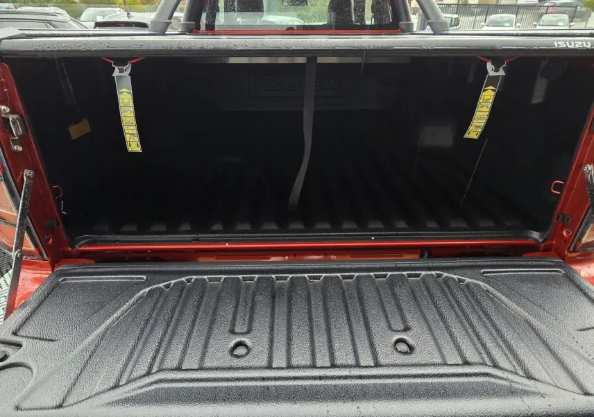 Vue arrière du bac de benne noir avec rideau Shutter Lid sur pick-up Isuzu D-MAX orange métallisé.