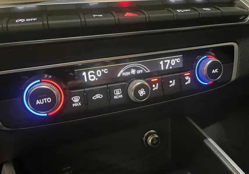 Panneau de climatisation automatique bicolore avec réglages à 16 et 17°C dans l'Audi Q2 S line 2024.