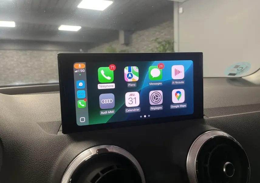 Écran tactile central affichant l'interface Apple CarPlay dans l'habitacle d'un Audi Q2 2024.
