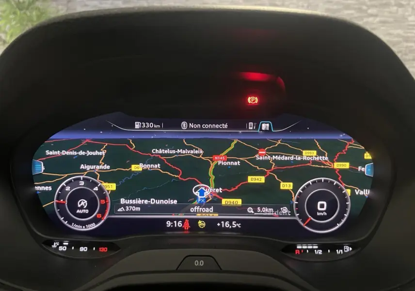 Affichage numérique du tableau de bord Audi Q2 2024 avec navigation et compte-tours en mode offroad.