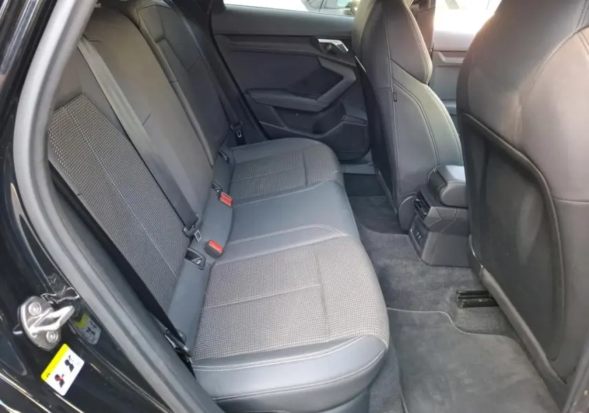 Gros plan sur la jante avant droite 18'' en alliage léger gris graphite brillant de l'Audi A3 Sportback noire.