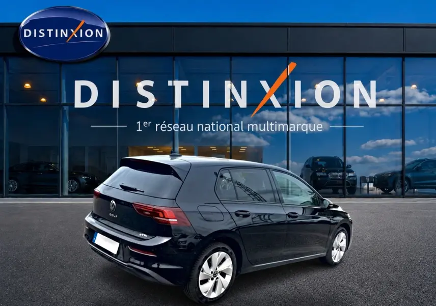 Volkswagen Golf 1.5 etsi evo2 116 life noir vue 3/4 arrière droit devant un showroom Distinxion.