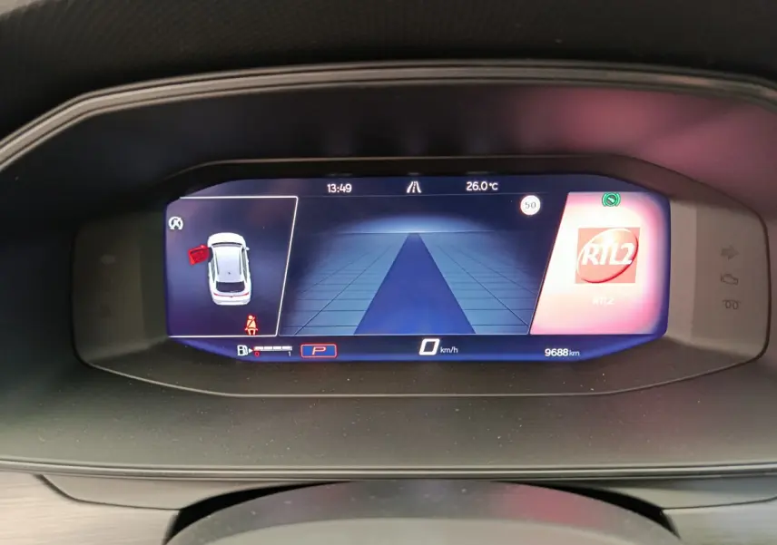 Combiné d'instruments numérique du tableau de bord de la CUPRA LEON ST 2024 affichant la vitesse et alertes.