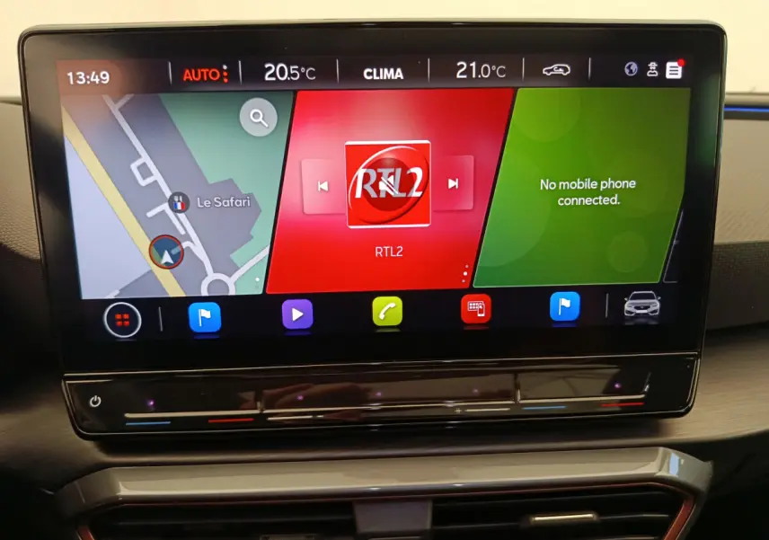 Écran tactile central 12 pouces de la CUPRA LEON ST 2024 affichant navigation, radio RTL2 et statut téléphone.