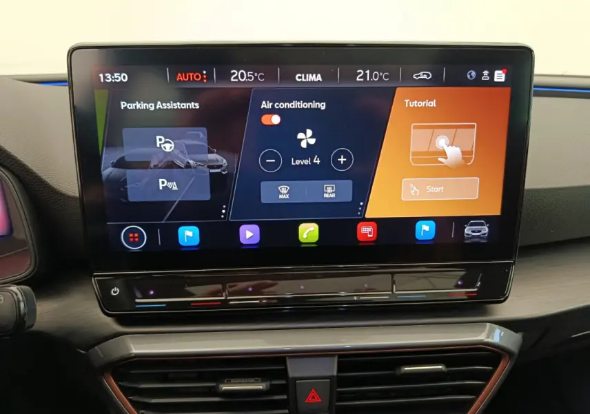 Écran tactile central 12 pouces du tableau de bord du CUPRA LEON ST 2024, affichant l'aide au stationnement et la climatisation.