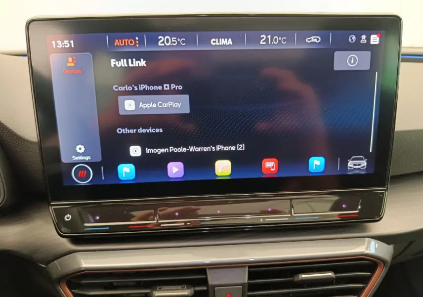 Écran tactile central 12 pouces affichant Apple CarPlay dans l'habitacle du CUPRA LEON ST gris foncé 2024.