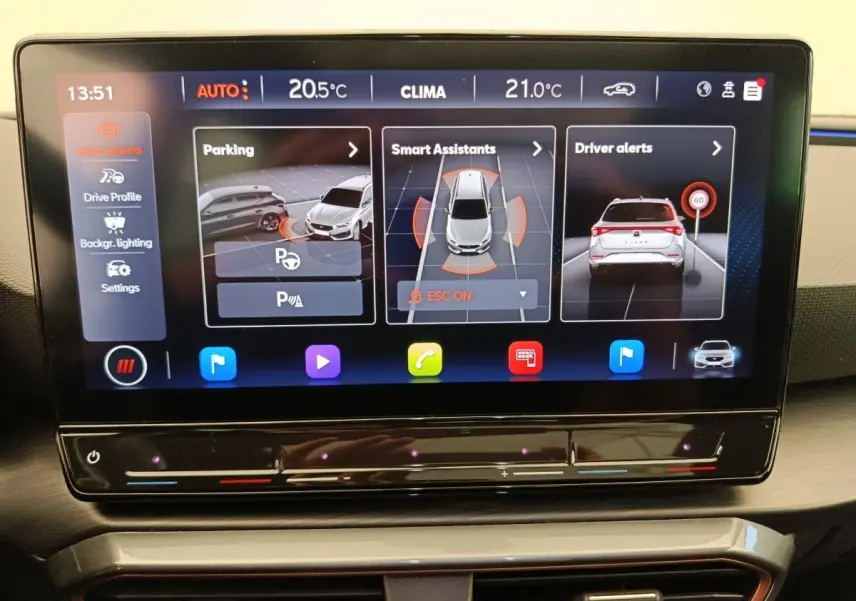 Écran tactile central de la CUPRA LEON ST 2024 affichant aides à la conduite et réglages climatiques.