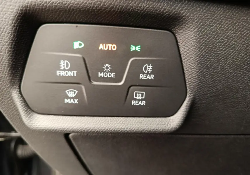 Panneau de commandes d’éclairage et désembuage en noir, intérieur de la CUPRA LEON ST 2024.