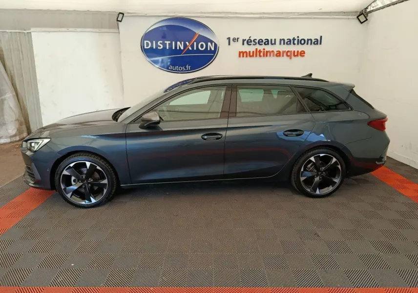 Profil côté gauche d'une CUPRA LEON ST gris foncé 2024, avec jantes noires et détails sportifs visibles.