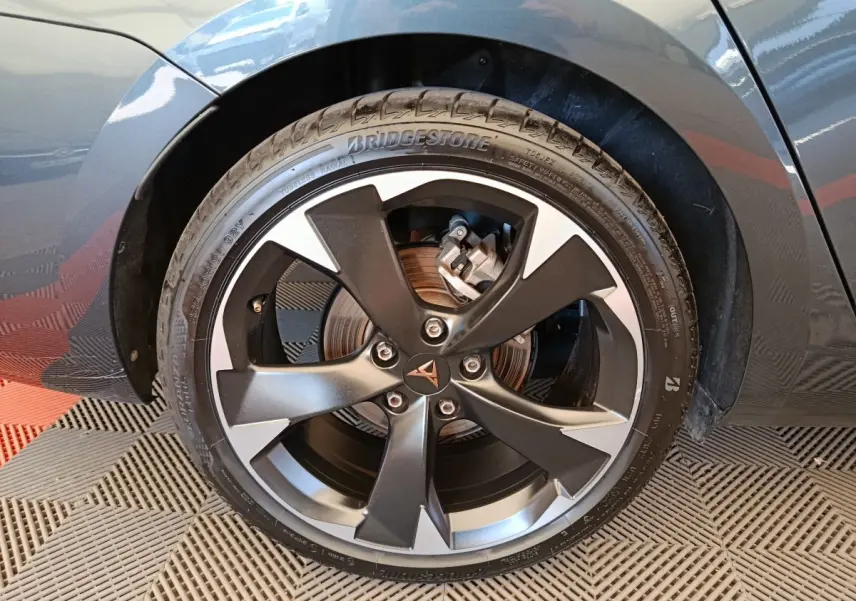 Gros plan sur la roue avant droite gris foncé d'une CUPRA LEON ST 2024 avec jante alliage au design moderne.