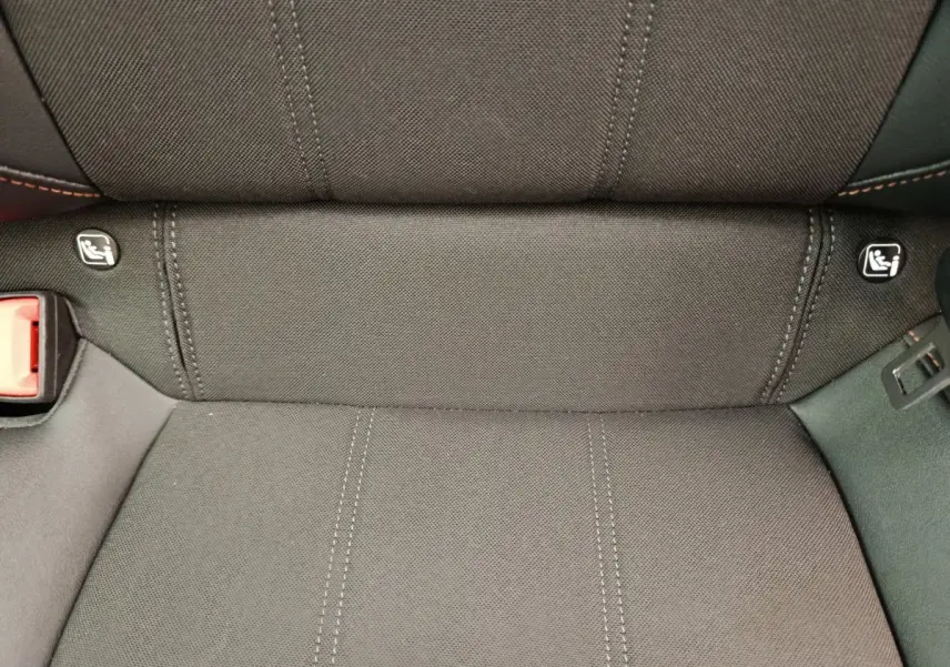 Gros plan sur la banquette arrière grise du CUPRA LEON ST 2024 avec fixations Isofix visibles.
